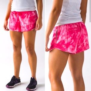 LULULEMON hot pink tie dye hotty hot shorts 2.5” HOT (SIZE 8) no damage/stains!!